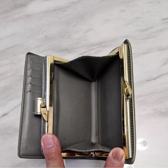 AUTHENTIC EUC LOUIS VUITTON VERNIS WALLETW/ KISS LOCK - Picture 5 of 6